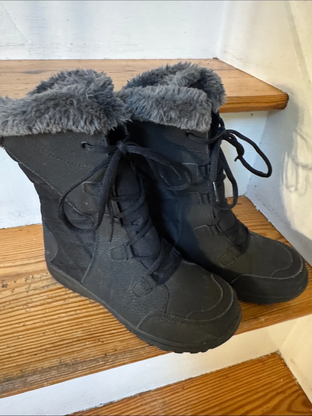 Columbia Women’s Black Faux-Fur Winter Lace-Up snow Boots size 8